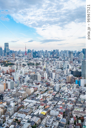 東京の恵比寿からの都市風景 96967521
