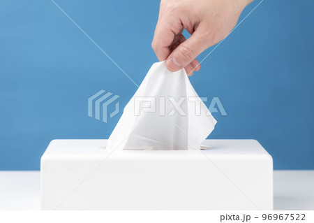 箱からティッシュペーパーを引っ張り出して使う 箱からティッシュペーパーを引っ張り出して使う 96967522
