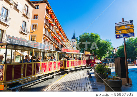 スペイン　トレド旧市街を巡る観光バス　※一部ソフトフォーカス 96967935