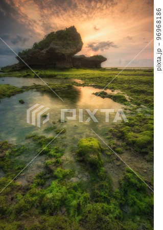 沖縄西海岸ドラマチックな夕焼け 沖縄西海岸ドラマチックな夕焼け 96968186