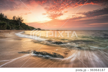 沖縄西海岸ドラマチックな夕焼け 96968187