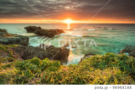沖縄西海岸ドラマチックな夕焼け 沖縄西海岸ドラマチックな夕焼け 96968188