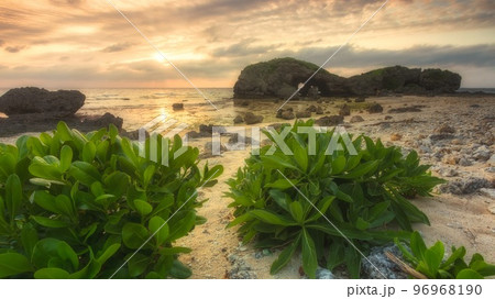 沖縄西海岸ドラマチックな夕焼け 沖縄西海岸ドラマチックな夕焼け 96968190