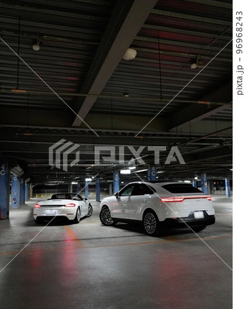夜の立体駐車場にて　ポルシェ　リアビュー 96968243