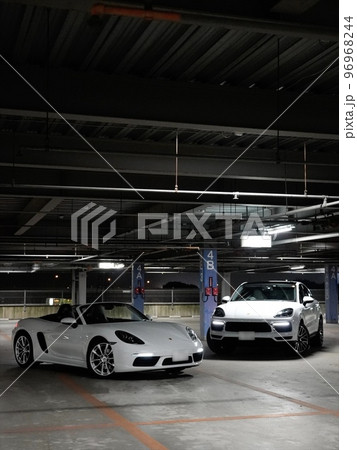 夜の立体駐車場にて　ポルシェ　フロントビュー 96968244
