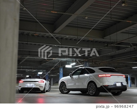 夜の立体駐車場にて　ポルシェ　リアビュー 96968247