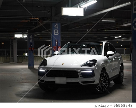 夜の立体駐車場にて　ポルシェカイエン　フロントビュー 96968248