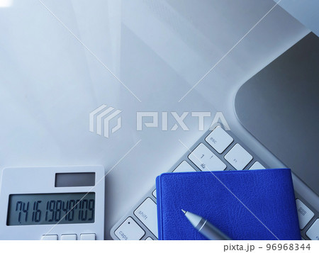 手帳、パソコンのビジネスイメージ  96968344