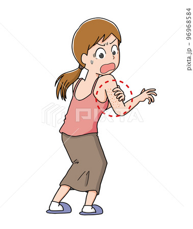 二の腕の肌荒れに驚く女性 96968584