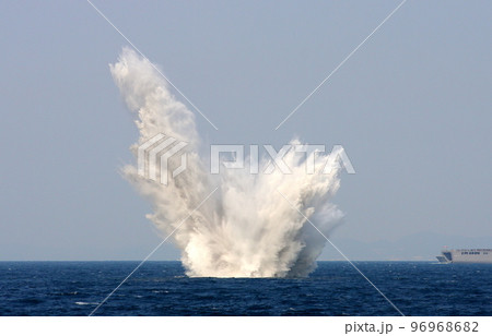 P-3Cから投下された、対潜爆弾の水煙(2009年観艦式) P-3Cから投下された、対潜爆弾の水煙(2009年観艦式) 96968682