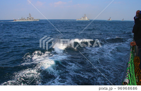 単縦陣で航行中の、護衛艦隊（2009年観艦式） 96968686
