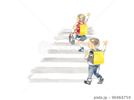 手を上げて横断歩道を渡る一年生 96968759