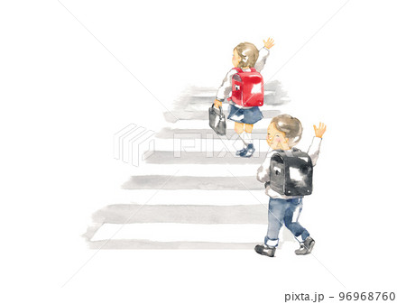 手を上げて横断歩道を渡る小学生 96968760