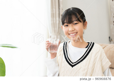 水を飲む小学生の女の子 96968876
