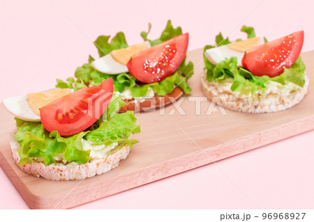 Rice Cake Sandwiches with Tomato, Lettuce and Egg Rice Cake Sandwiches with Tomato, Lettuce and Egg 96968927