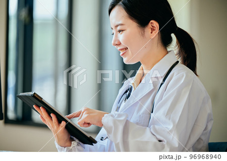 オンライン診療をする若い女性医師 オンライン診療をする若い女性医師 96968940