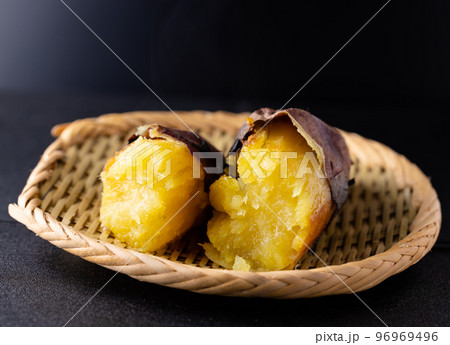 熱々の紅はるかの焼き芋 熱々の紅はるかの焼き芋 96969496