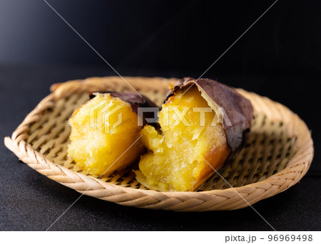 熱々の紅はるかの焼き芋 熱々の紅はるかの焼き芋 96969498