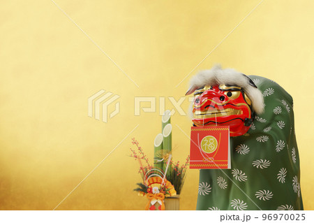 金の背景に立つ福袋をくわえた獅子舞 / 初売り・新春セール用背景素材 / コピースペース 96970025