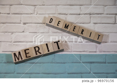 文字ブロック　大きいMERITと小さなDEMERIT 96970156