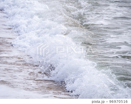 波打ち際の波。 96970516