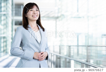 笑顔が素敵なスーツを着た女性 96970627