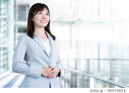 笑顔が素敵なスーツを着た女性 96970628