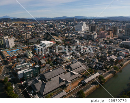 航空撮影した秋の島根県の松江市の町風景の写真素材 [96970776] - PIXTA