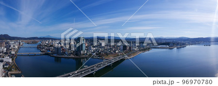 航空撮影した秋の島根県の松江市のパノラマの町風景 96970780