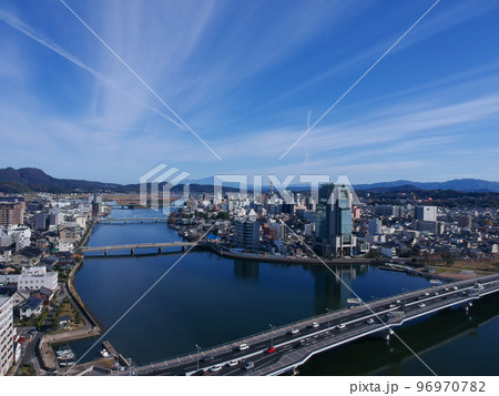 航空撮影した秋の島根県の松江市の町風景の写真素材 [96970782] - PIXTA