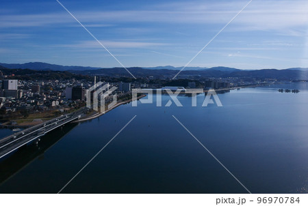 航空撮影した秋の島根県の松江市のパノラマの町風景 96970784