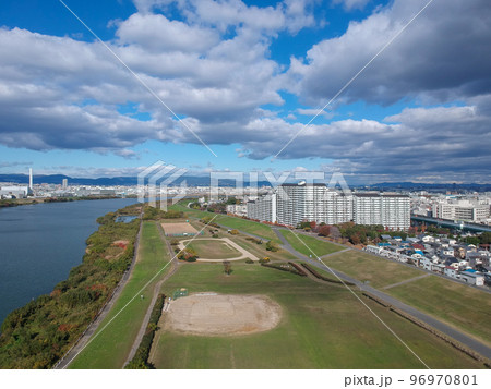航空撮影した秋の大阪の町並みと淀川の写真 96970801
