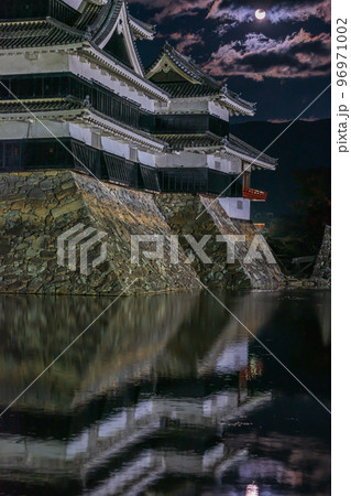 2022 11月8日　秋の松本城、満月と皆既月食 96971002