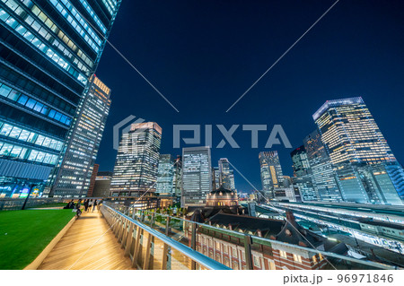 「東京都」KITTE屋上庭園の夜景 96971846