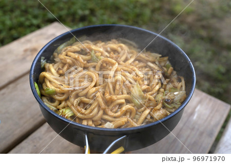 アウトドアで調理するホルモン焼うどん アウトドアで調理するホルモン焼うどん 96971970