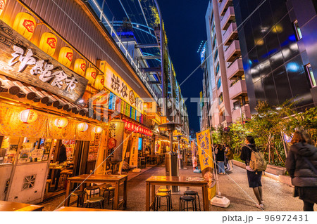 日本の東京都市景観 師走…BQ.1.1…屋外での感染リスクはほぼないが…渋谷横丁＝7日 96972431