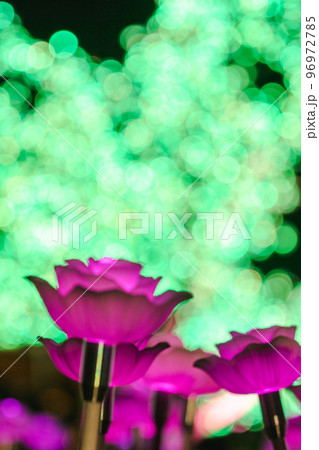 The bulbs were made into roses, arranged as festive decorations. The bulbs were made into roses, arranged as festive decorations. 96972785