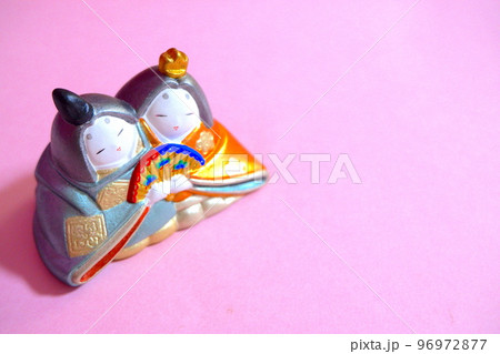 雛人形とピンクのイメージ 雛人形とピンクのイメージ 96972877