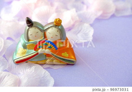 お雛様と花びら 96973031