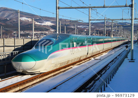 冬の新函館北斗を行く北海道新幹線E5系(先行量産車:U1編成) 冬の新函館北斗を行く北海道新幹線E5系(先行量産車:U1編成) 96973129