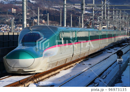 冬の新函館北斗を行く北海道新幹線E5系（先行量産車：U1編成） 96973135
