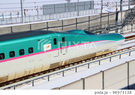 冬の新函館北斗を行く北海道新幹線E5系（先行量産車：U1編成） 96973138