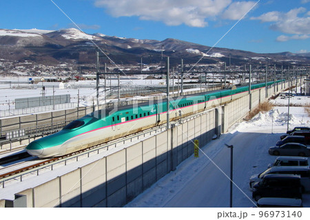 冬の新函館北斗を行く北海道新幹線E5系（先行量産車：U1編成） 96973140