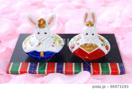 うさぎのお雛様と花びら うさぎのお雛様と花びら 96973283