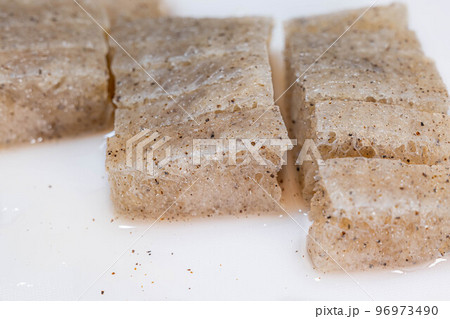 解凍してカットした冷凍こんにゃく 96973490