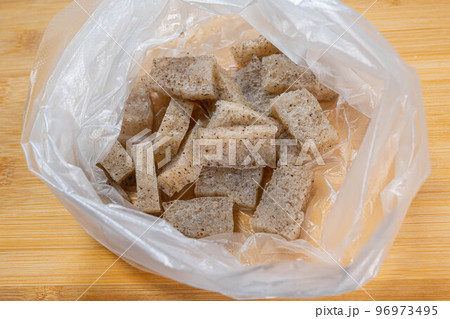 ビニール袋に入れた冷凍こんにゃく 96973495
