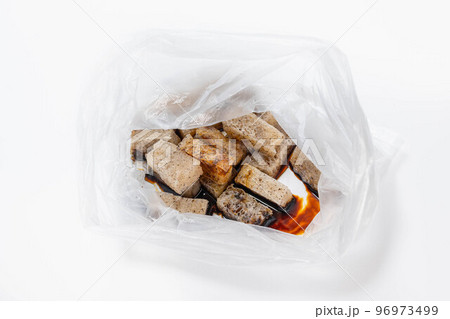 味付けするカットした冷凍こんにゃく 味付けするカットした冷凍こんにゃく 96973499