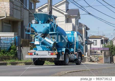ミキサー車 市街地 ミキサー車 市街地 96973612