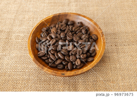 木の器に入ったコーヒー豆 木の器に入ったコーヒー豆 96973675