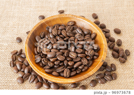 木の器に入ったコーヒー豆 木の器に入ったコーヒー豆 96973678